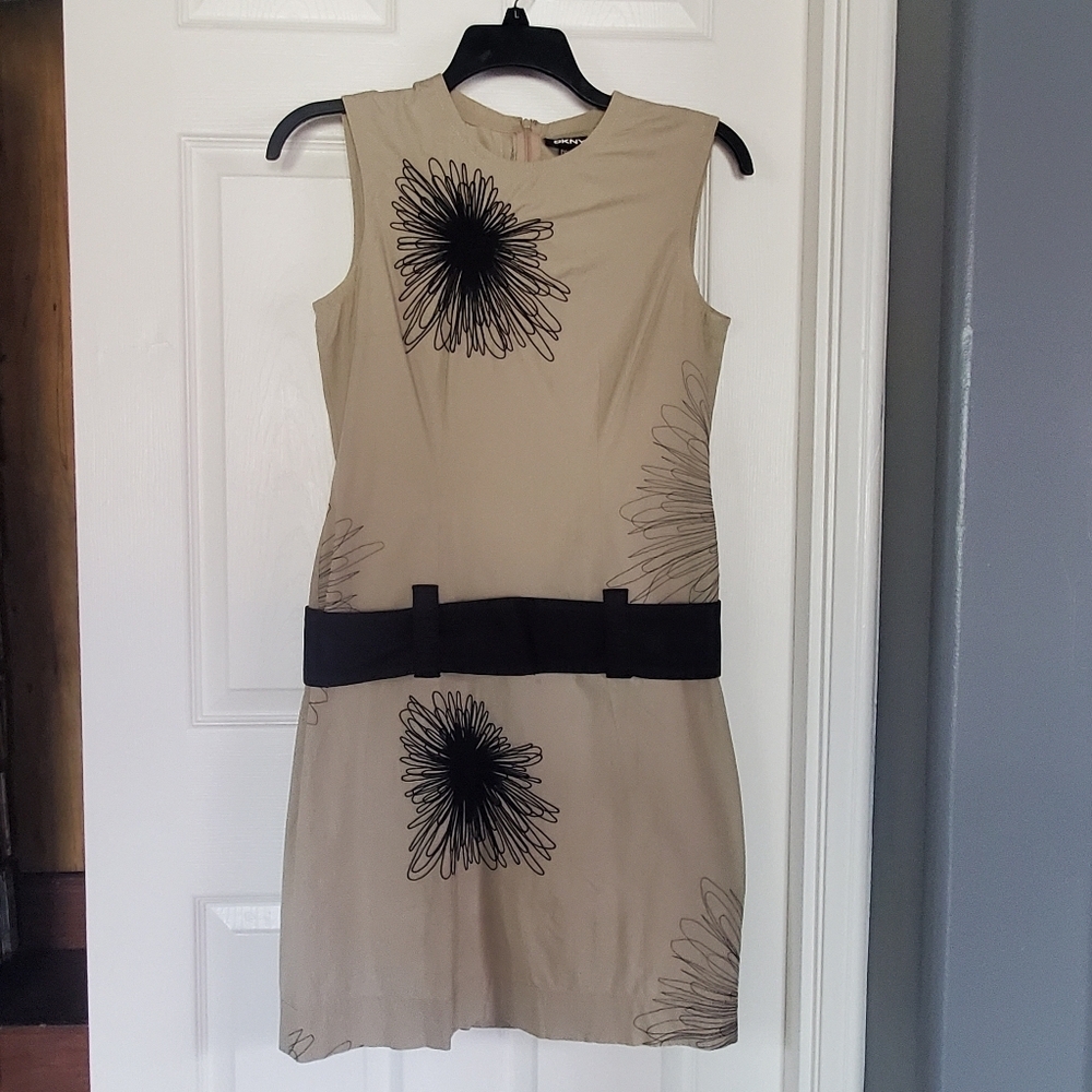 DKNY Nude Sleeveless Shift Midi Dress Embroidered With Belt Size 8 Summer‎